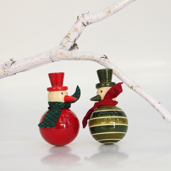 red and green wooden dancing snowmen
