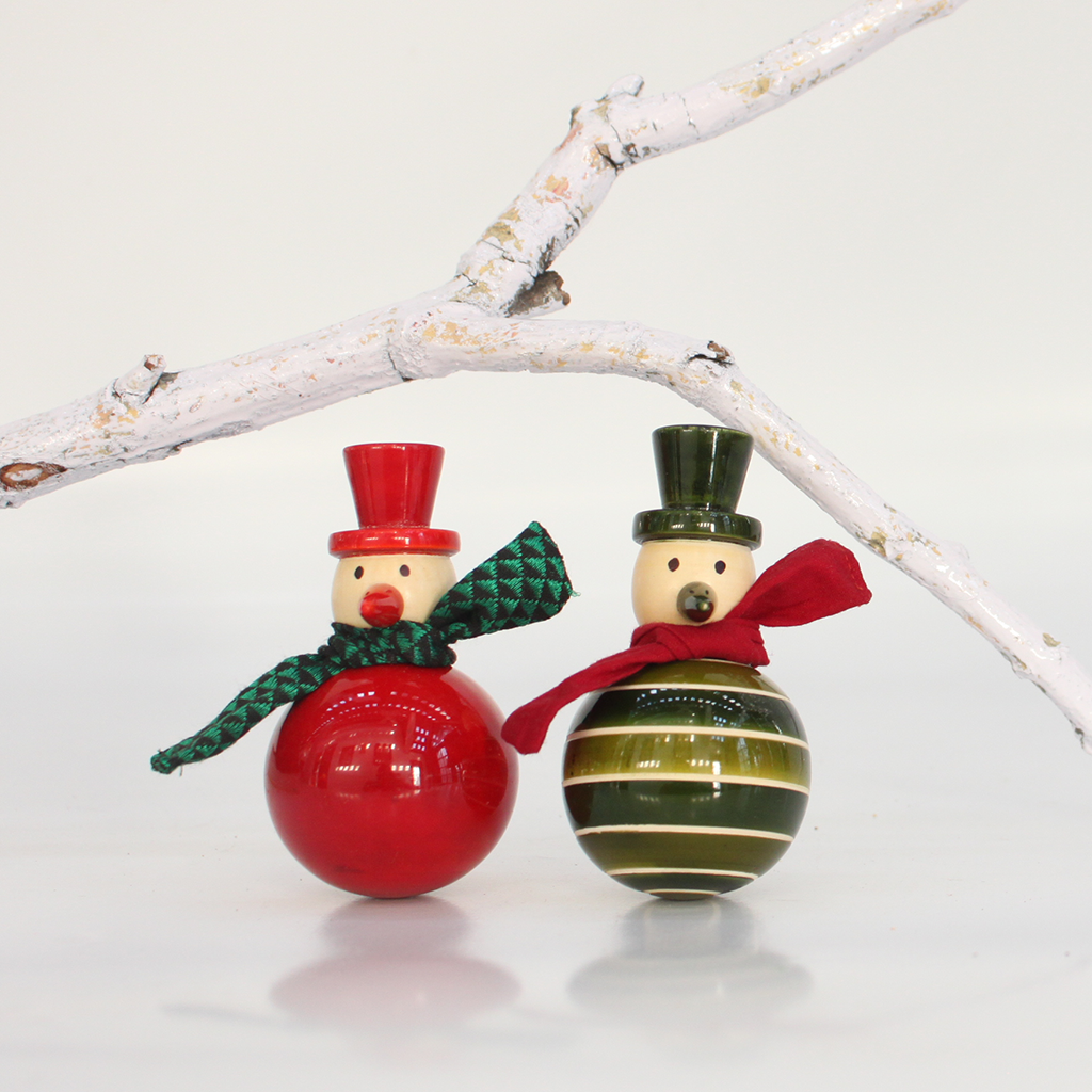 red and green wooden dancing snowmen